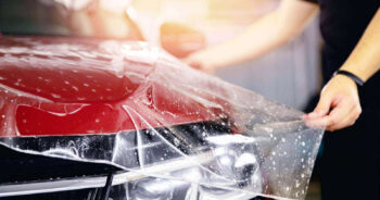 Thợ đang dán PPF TPU tại Biên Hoà cho xe ô tô