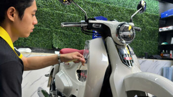 Kỹ thuật viên đang dán PPF TPU xe Cub tại nhà ở Biên Hoà