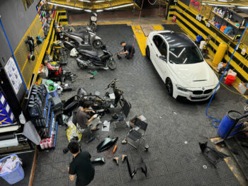 Đội ngũ thợ thi công dán đổi màu xe Lead tại Thế Giới Decal Xe Auto- Biên Hoà