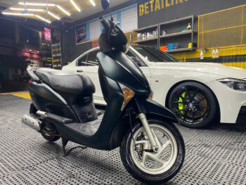 Giá dán đổi màu xe Lead tại Biên Hòa bằng decal thoát khí đế PET cao cấp – loại film chuyên dùng cho ô tô, bền đẹp, không bong tróc, bảo hành dài hạn