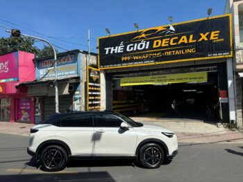 HR-V 2025 đuôi xe thể thao với đèn hậu khói