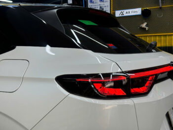 HR-V 2025 đuôi xe thể thao với đèn hậu khói