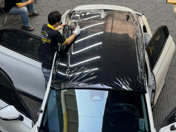 Thợ kỹ thuật đang hoàn thiện dán nóc đen HR-V 2025