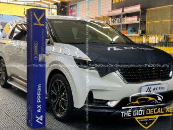 Kỹ thuật viên đang dán PPF TPU cho xe ô tô – thi công chuẩn kỹ thuật, bền đẹp