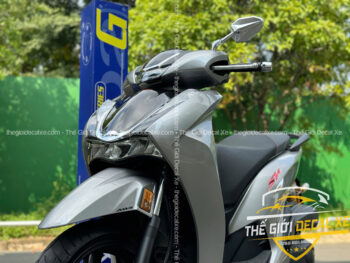 Kỹ thuật viên đang thi công PPF cho SH 300i tại Biên Hoà