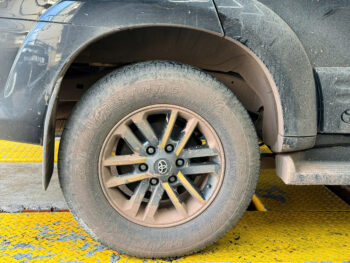 Ảnh trước khi xe sử dụng dịch vụ spa detailing tại Thế Giới Decal Xe Biên Hoà