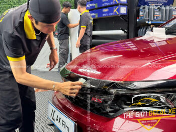 Thợ thi công Wrap đen bóng Teckwrap tạo điềm nhất cho Honda City