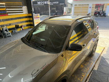 Hình ảnh Kia Sonet Luxury trước và sau khi dán nóc đen panorama