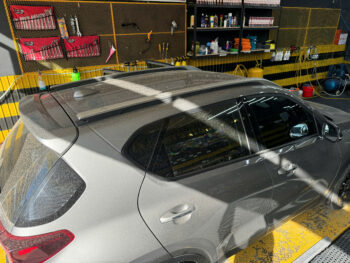 Hình ảnh Kia Sonet Luxury trước và sau khi dán nóc đen panorama