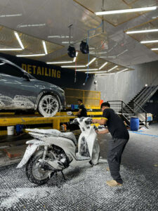 Vệ sinh xe sạch sẽ trước khi tiến hành dán keo PPF AX Film tại Biên Hoà