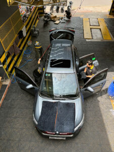 Nhân viên đang rửa bên trong và ngoài xe ô tô