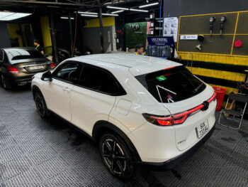 Honda HR-V 2025 trước khi dán nóc đen + hậu khói tại Biên Hòa