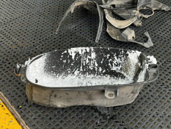 Thợ dán xe đang thực hiện quy trình vệ sinh trong và ngoài xe Lead tại Biên Hòa