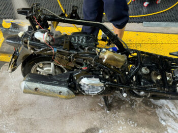 Thợ dán xe đang thực hiện quy trình vệ sinh trong và ngoài xe Lead tại Biên Hòa