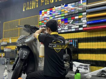 Thợ thi công dán PPF TPU cho xe SH Honda tại Biên Hoà