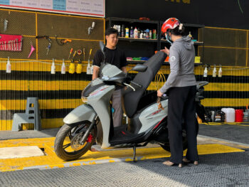 Khách hàng kiểm tra kết quả hoàn thiện dán keo bảo vệ PPF TPU trên xe Honda SH tại Thế Giới Decal Xe - Biên Hoà