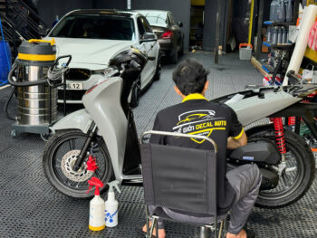 Quy trình dán PPF TPU xe SH tại Biên Hoà - Thợ tiến hành đo đạt xử lý keo