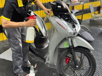 Quy trình dán bảo vệ PPF TPU tại Biên Hoà- Thợ pha dung dịch dán và phun tạo lớp đệm