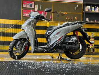 Quy trình dán PPF TPU xe SH tại Biên Hoà - Kiểm tra và vệ sinh bề mặt xe