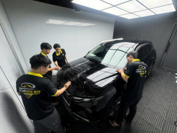 Kỹ thuật viên phục hồi Tucson đen tại Thế Giới Decal Xe