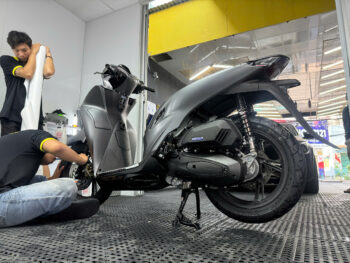 Thợ kinh nghiệm tay nghề cao thi công dán PPF TPU xe SH 2026