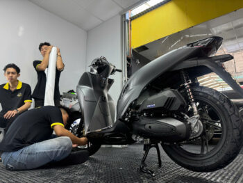 Thợ tay nghề cao thi công dán bảo vệ PPF TPU SH 2026