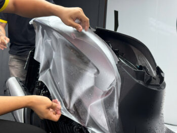 Tay nghề kỹ thuật viên tại Thế Giới Decal Xe