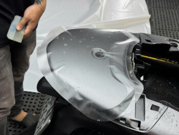 Thợ lành nghề đang hoàn thiện dán PPF