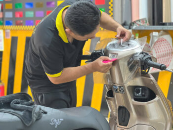 Kỹ thuật viên đang tỉ mỉ dán PPF cho phần hông xe Stylo