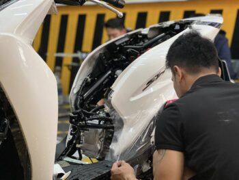 Máy cắt CNC đang cắt PPF cho xe mới