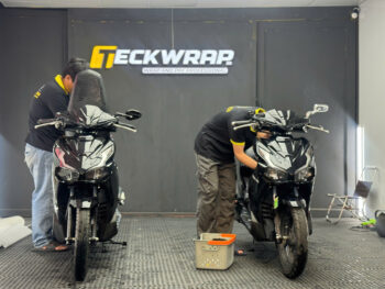 Nhân viên vệ sinh kỹ trước và sau khi thi công dán PPF TPU AB