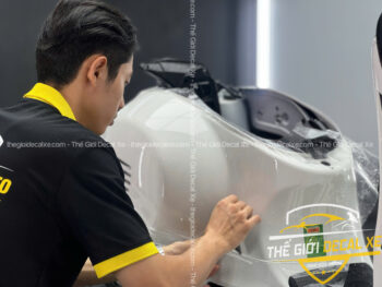 Quy trình dán PPF cho Vespa GTS tại cửa hàng Thế Giới Decal Xe