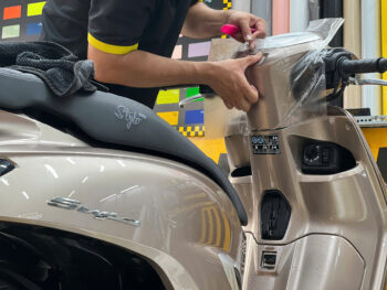 Cận cảnh lớp PPF TPU siêu trong suốt trên nền sơn Honda Stylo.