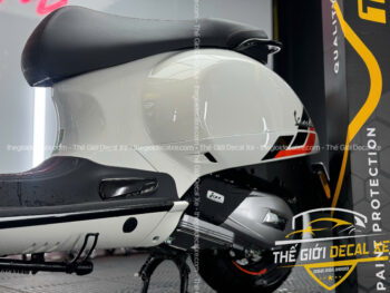 So sánh độ bóng của sơn xe Vespa GTS trước và sau khi dán phim bảo vệ PPF TPU cao cấp.