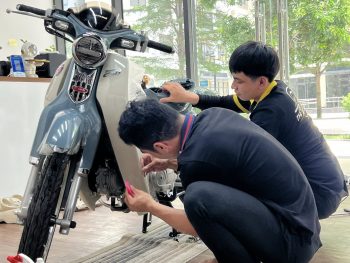 Dịch vụ  dán tận nhà phim bảo vệ PPF TPU 7.5mil cho xe Honda Super Cub tại Bình Dương