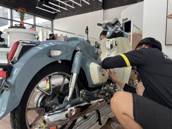 Kỹ thuật viên đến tận nhà dán PPF TPU 7.5mil cho khách hàng tại Bình Dương.