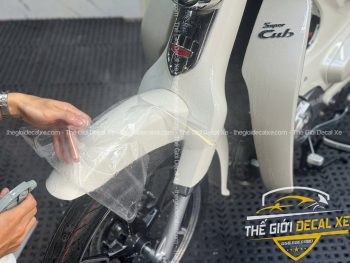 Lớp phim PPF TPU 7.5mil cao cấp giúp bảo vệ trọn vẹn vẻ đẹp hoài cổ của Super Cub.
