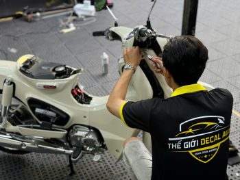 Thợ kỹ thuật tay nghề cao đang thi công dán PPF TPU cho xe Super Cub