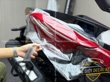 Dán PPF TPU cho bình xăng Honda ADV 350i chống trầy và chống tia UV