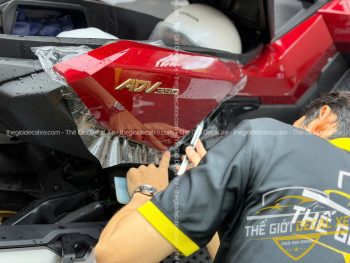 Kỹ thuật viên thi công dán PPF TPU 7.5 mil cho Honda ADV 350i chuyên nghiệp