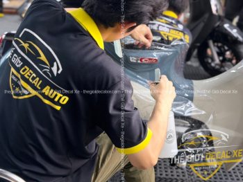 Từng chi tiết nhỏ trên xe Super Cub được kỹ thuật viên lành nghề xử lý vô cùng tỉ mỉ.