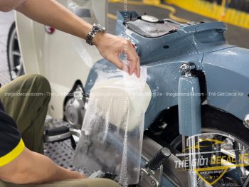 Thợ kỹ thuật tay nghề cao đang thi công dán PPF TPU cho xe Super Cub