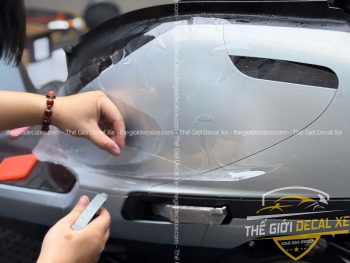 Thợ tay nghề cao đang tỉ mỉ dán PPF TPU 7.5mil cho xe Honda UC3 tại Bình Dương